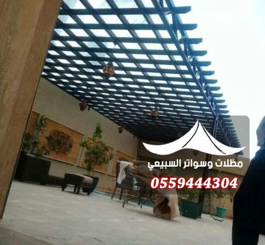 برجولة زرقاء بممر خارجي