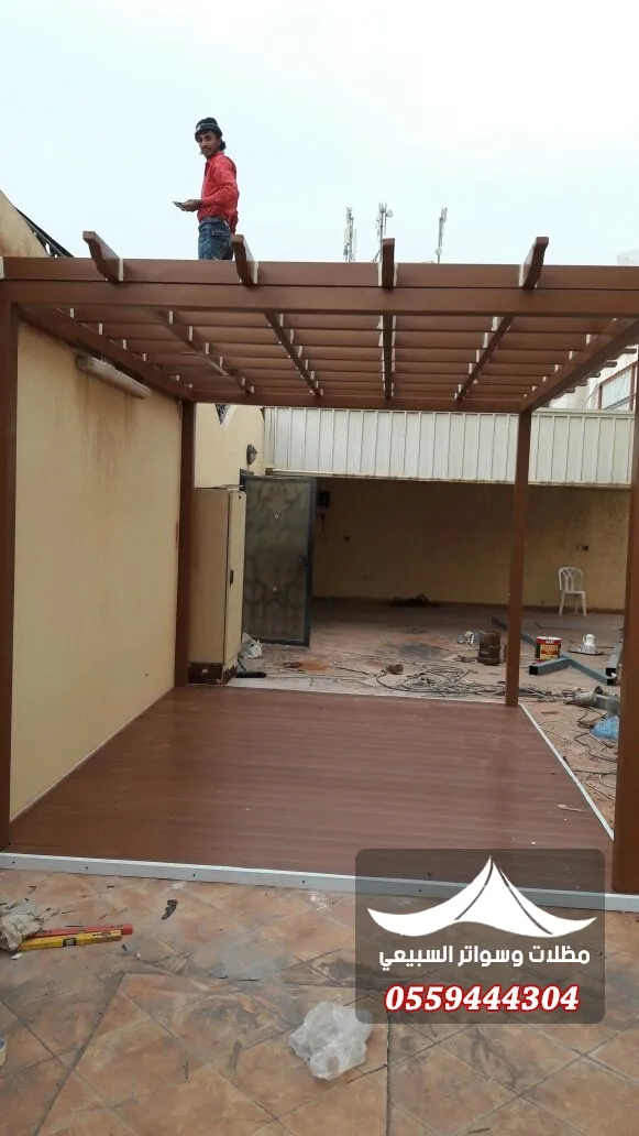 عامل يثبت سقف برجولة