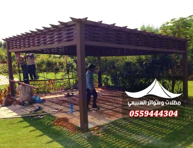 برجولة بنية وسط حديقة