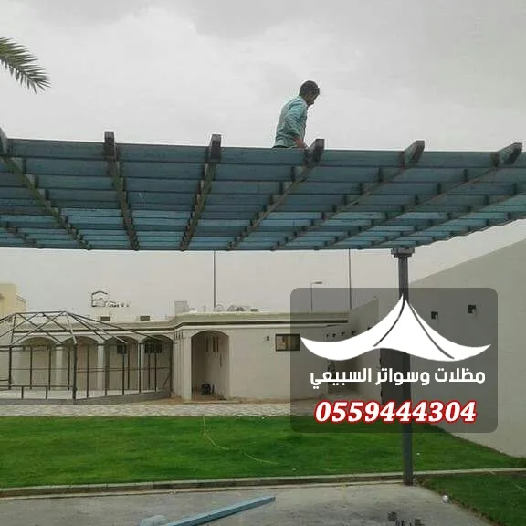 عامل يركب برجولة زرقاء