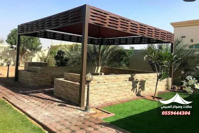 برجولة داكنة بمقاعد حجرية