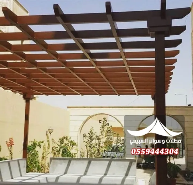 برجولة بسقف شرائحي بني