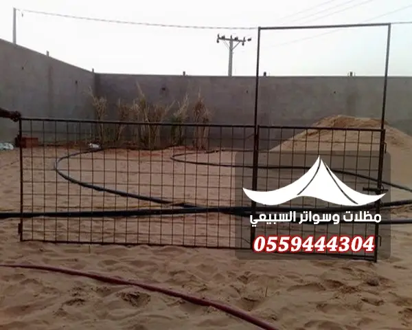 بوابة شبكية فوق رمال