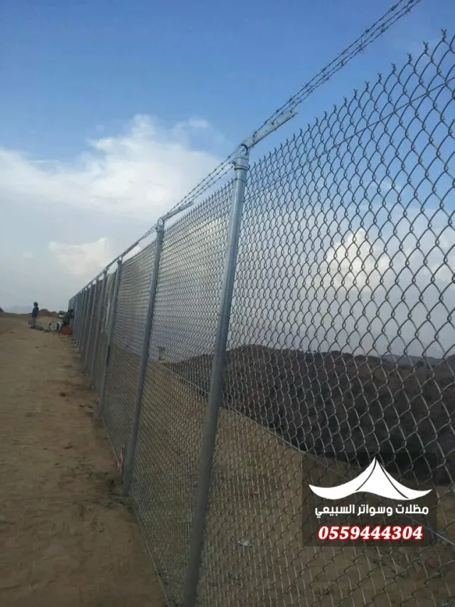 سياج شبكي بأعمدة معدنية