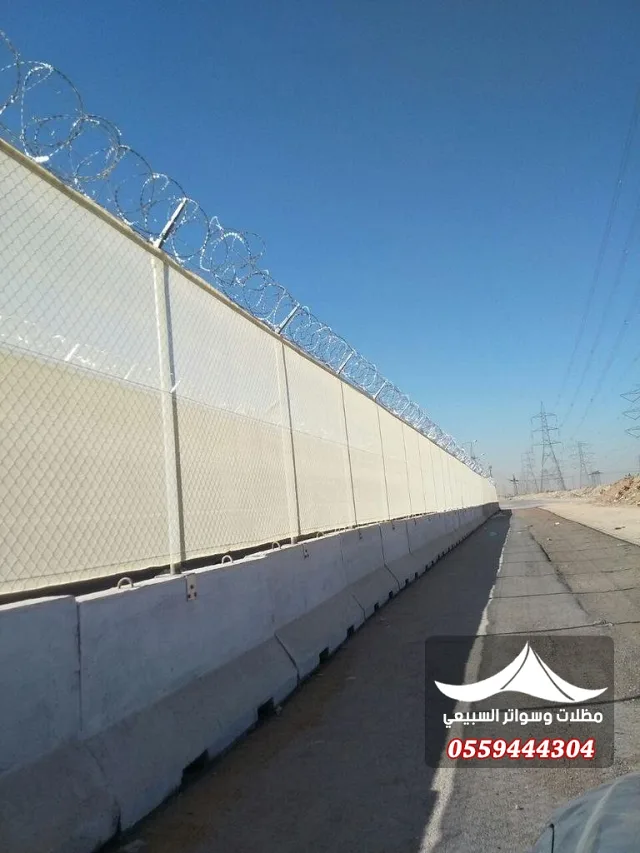 سياج مرتفع بأسلاك شائكة