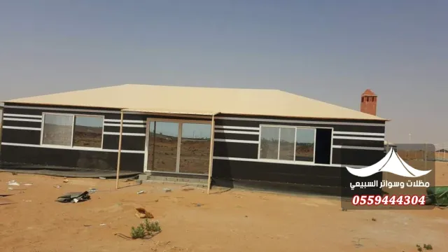 مجلس خارجي طويل بنوافذ