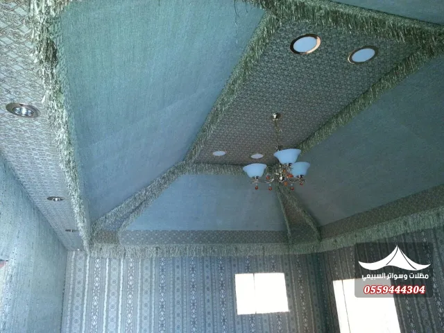سقف مجلس مزخرف ومضاء