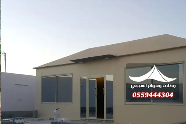 مجلس خارجي بنوافذ عريضة