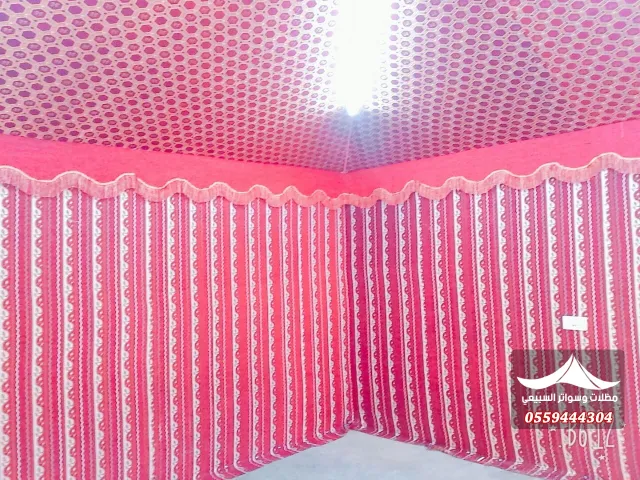 جدران مجلس بنقوش وردية