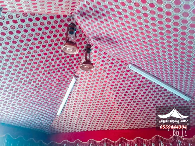 سقف مجلس بمصابيح معلقة