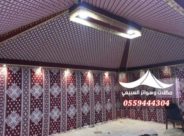 جدران مجلس بزخارف حمراء