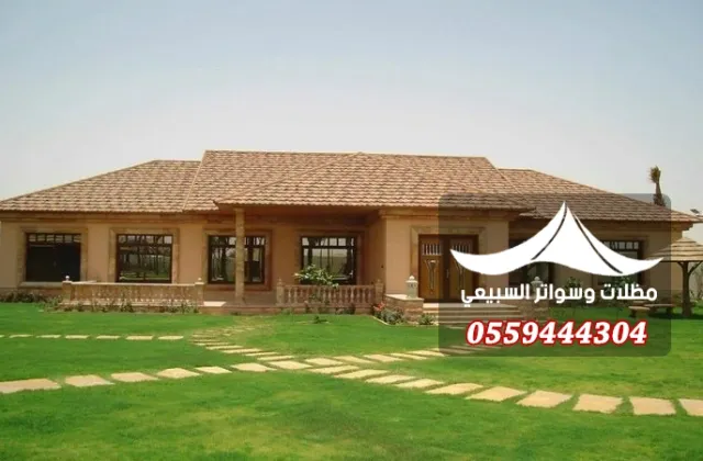 مبنى بسقف قرميد بني