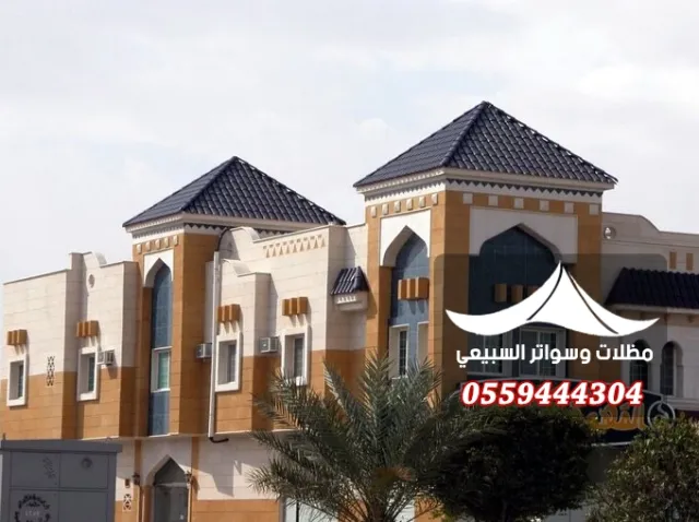 مدخلان بأسقف قرميد داكنة
