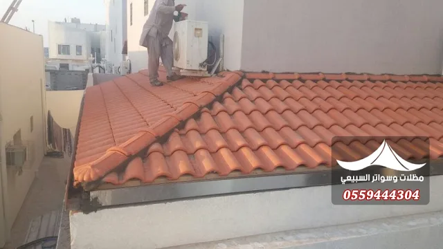 عامل يثبت قرميد أحمر