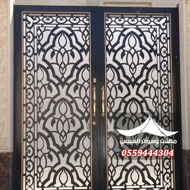 باب مزدوج بنقوش هندسية
