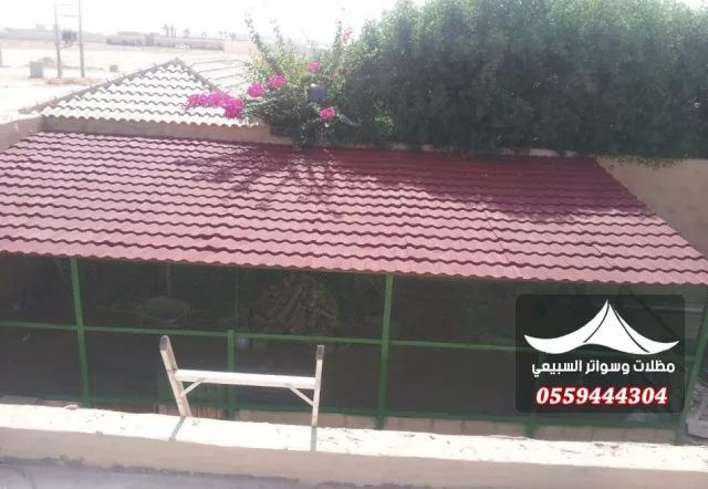 سقف قرميد فوق واجهة