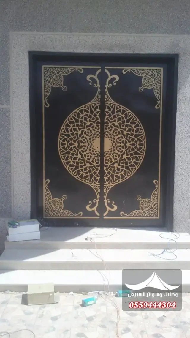 باب مزخرف بقرص ذهبي