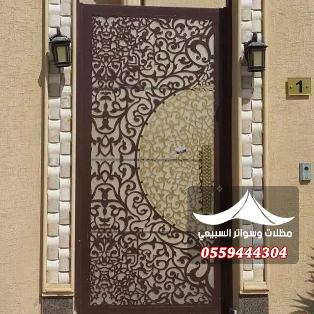 باب أسود بنقوش متشابكة
