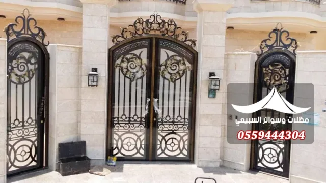 بوابة وأبواب جانبية مزخرفة
