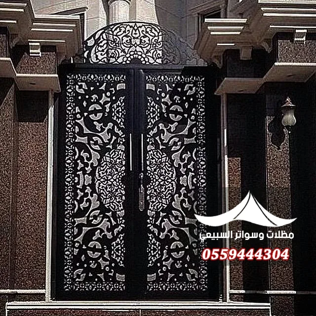 بوابة سوداء بزخارف فاتحة