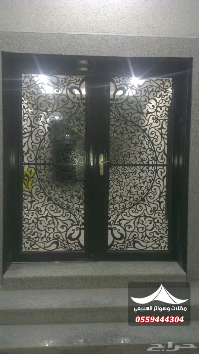 باب مزخرف بإضاءة علوية