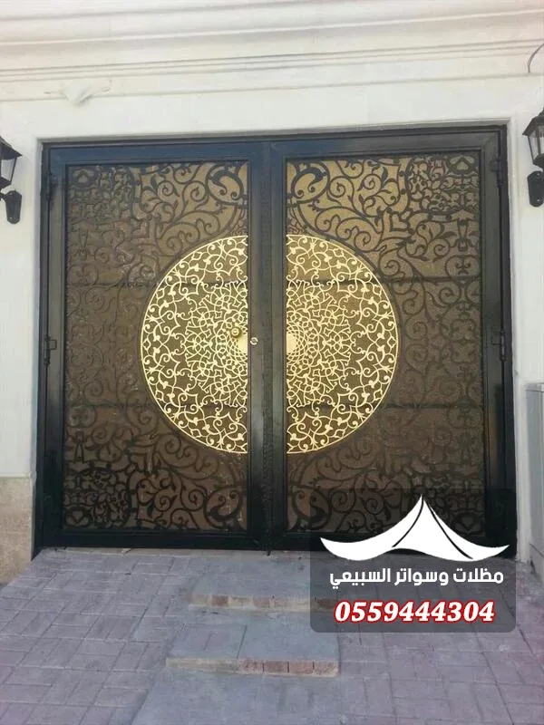 باب مزدوج بقرص ذهبي