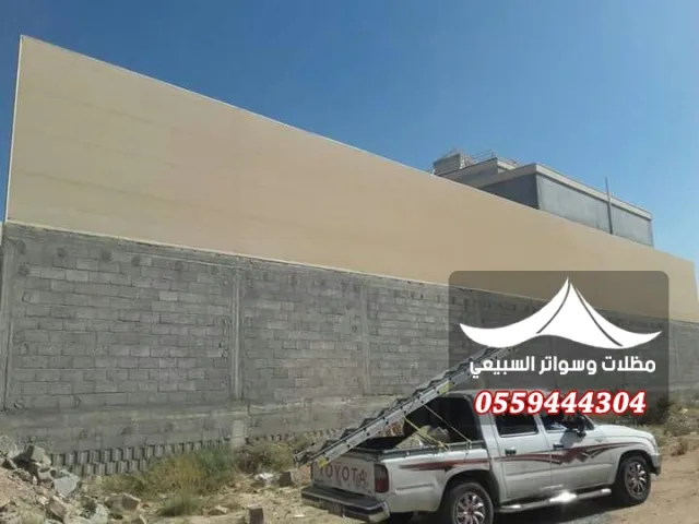 ساتر فاتح فوق جدار