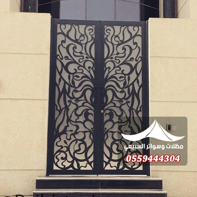 باب أسود بنقوش متشعبة