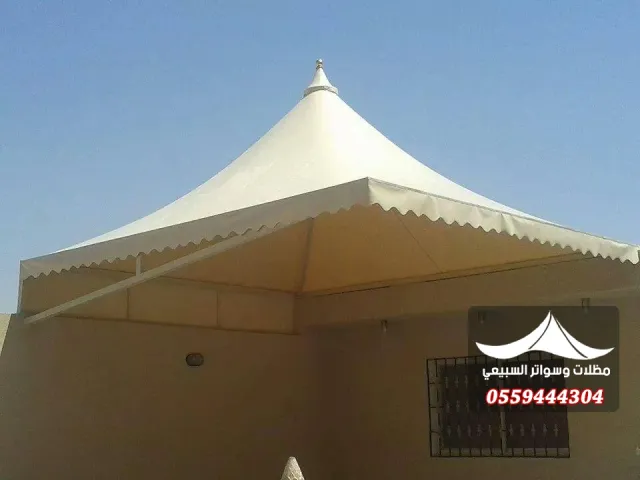 مظلة هرمية بجانب نافذة