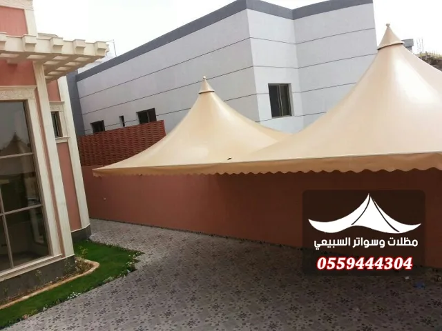 مظلات مزدوجة بجانب المنزل