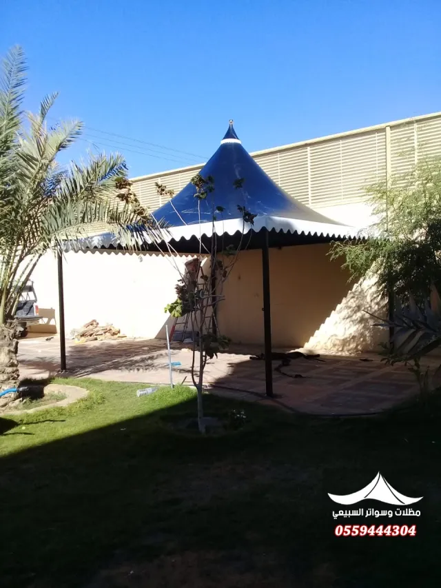 مظلة زرقاء وسط الحديقة