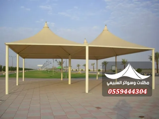 مظلات مزدوجة فوق ساحة