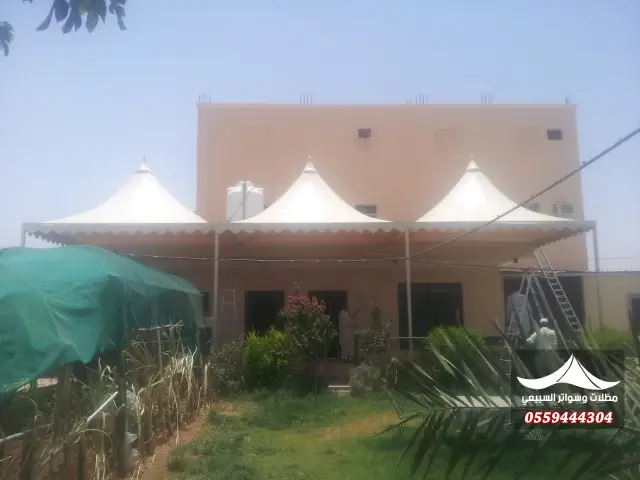 مظلات هرمية فوق فناء