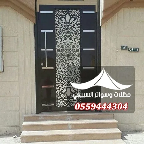 باب بنقوش وإطار أسود