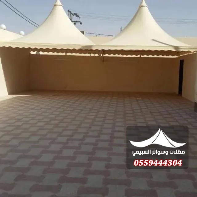 مظلات هرمية لفناء منزل