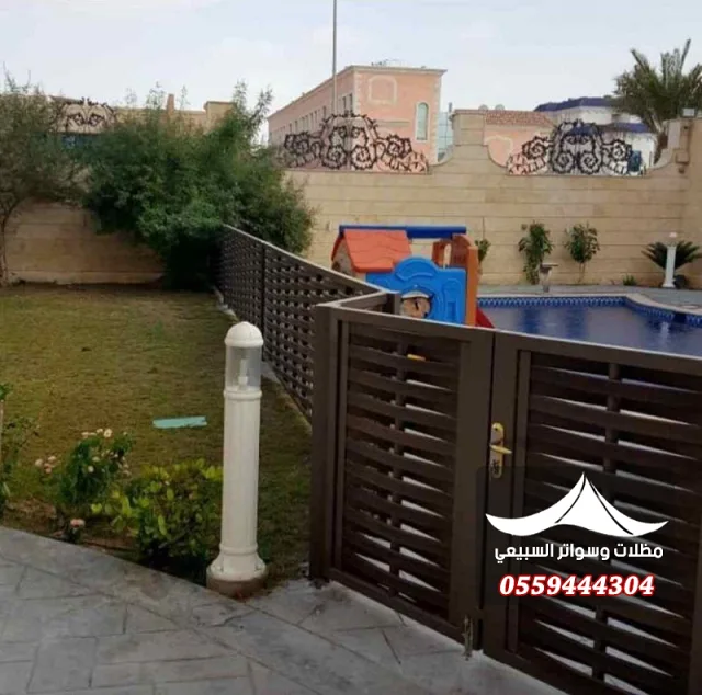 حاجز شرائحي بجانب مسبح