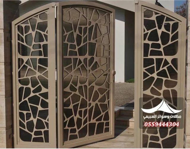 باب مزدوج بزخارف هندسية