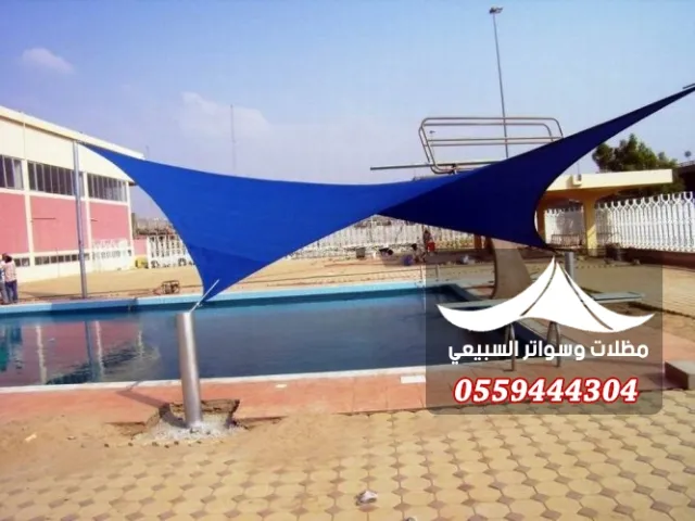 مظلة شراعية زرقاء للمسبح