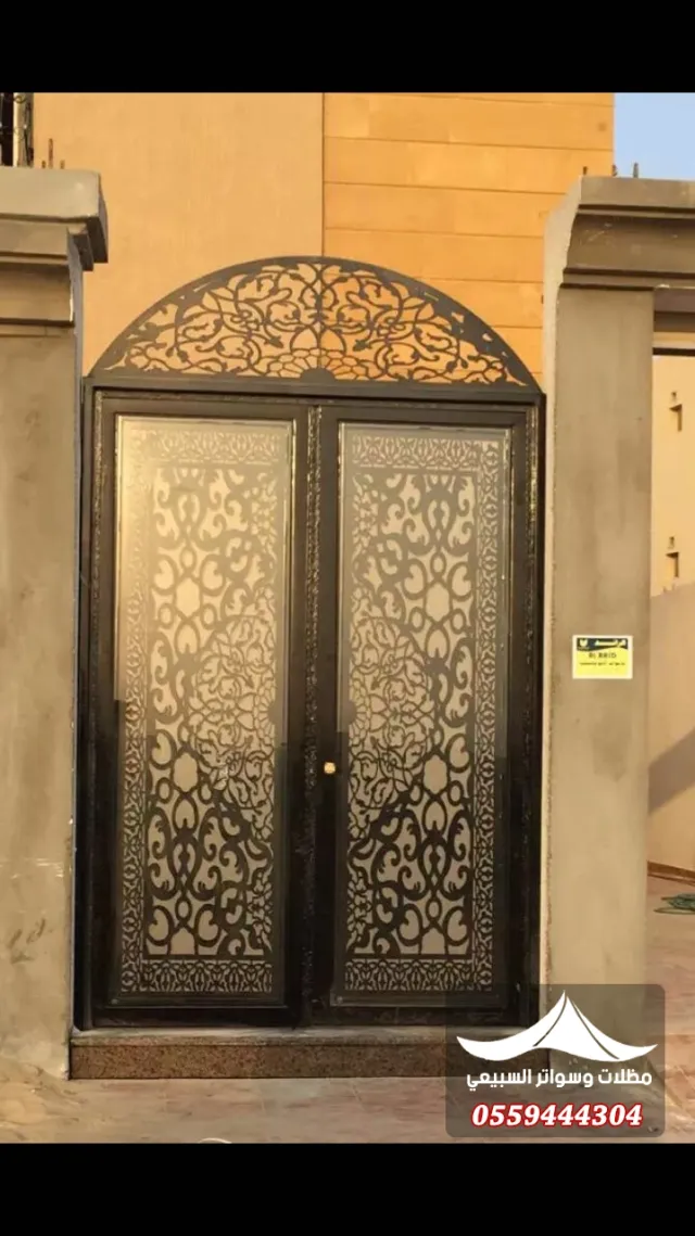 باب أسود بقوس مزخرف