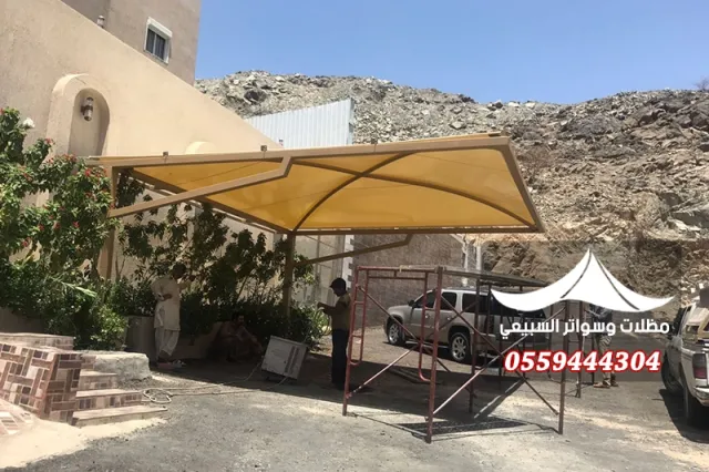 مظلة صفراء بجانب المنزل