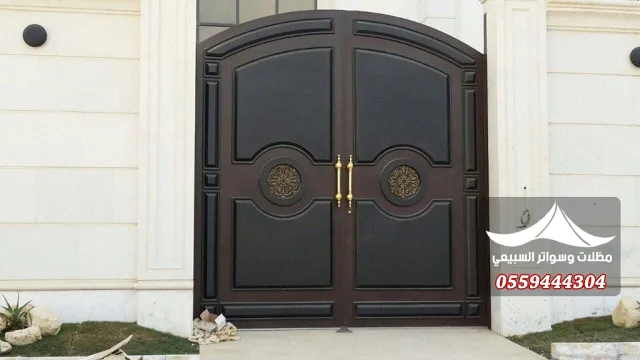 باب مقوس بزخارف دائرية
