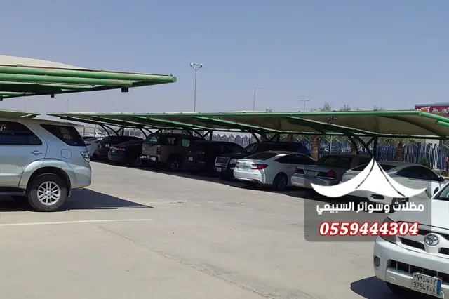 صفوف مظلات مواقف السيارات
