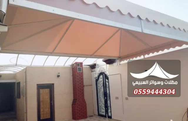 هيكل مظلة أمام المنزل