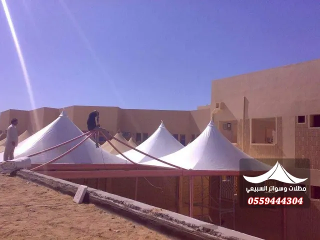 مظلات بيضاء بساحة مدرسة