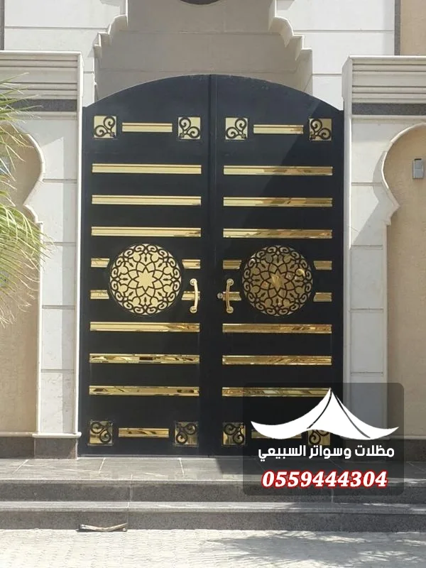 بوابة سوداء بخطوط ذهبية