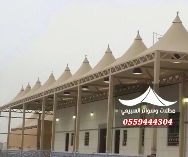 مظلات هرمية على أعمدة