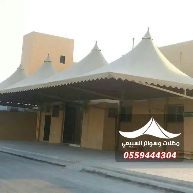 مظلات مزدوجة بجانب مبنى