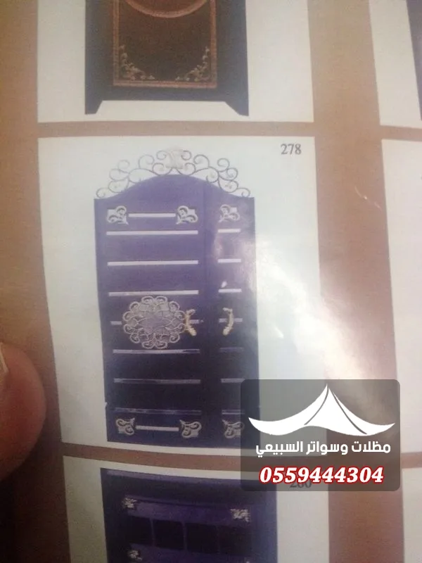 باب أسود بزخارف ذهبية
