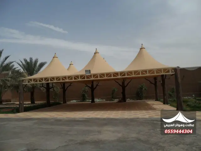 صف مظلات هرمية متصل