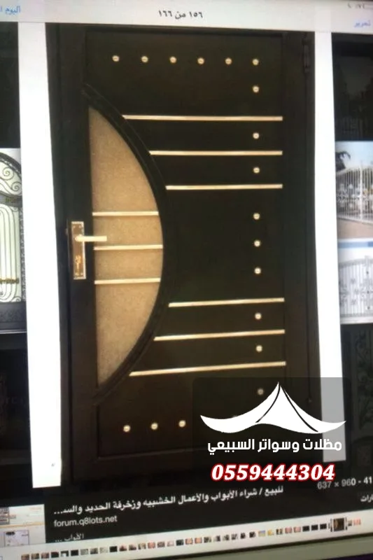 باب أسود بهلال ذهبي